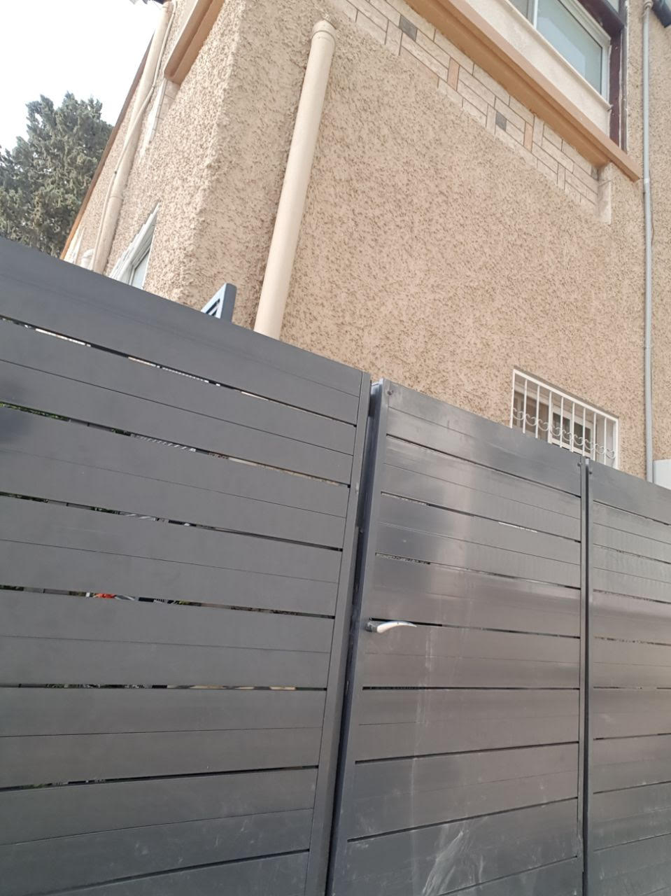 גדר אלומיניום אפורה