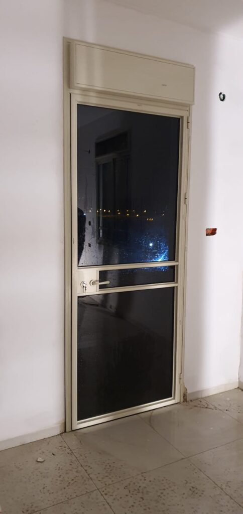 דלת 4300 עם מונובלוק ארגז תריס