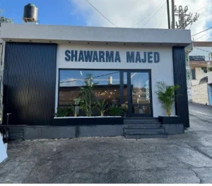 סגירת מרפסת למסעדה עם פרופיל 4400